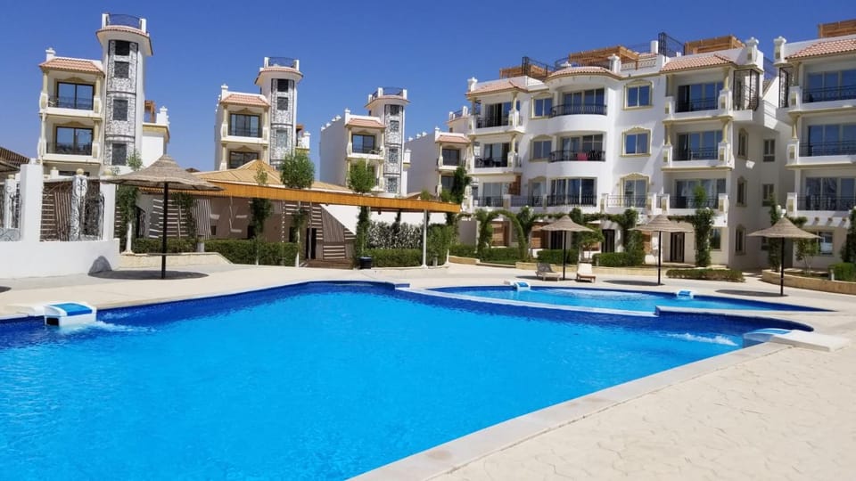 Property building, Swimming pool, sunbed