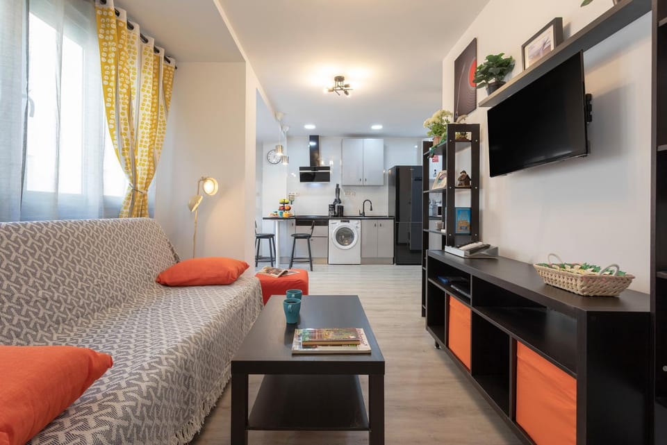 TV and multimedia, Kitchen or kitchenette, Living room, Seating area, oven