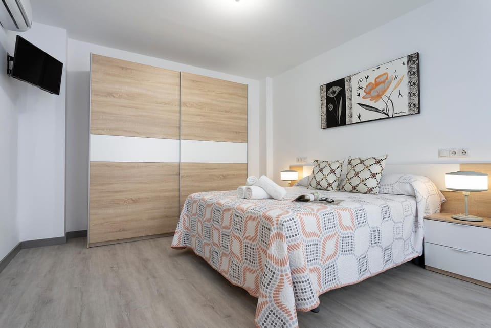 Bed, TV and multimedia, Photo of the whole room, Bedroom, towels, wardrobe