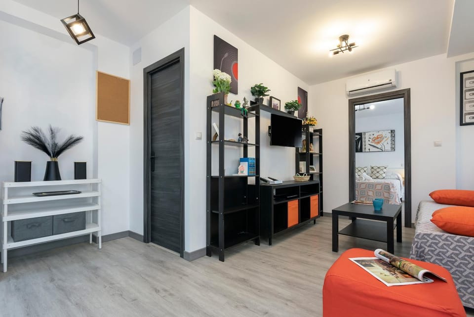 TV and multimedia, Living room, Seating area, air conditioner