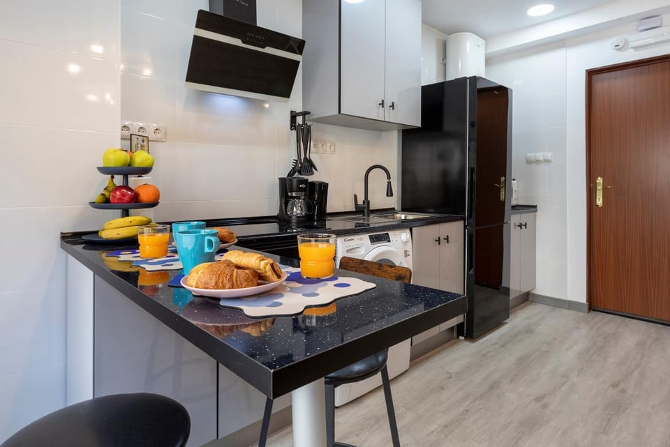 Kitchen or kitchenette, Food and drinks, Dining area, Food, stove, toaster, washing machine