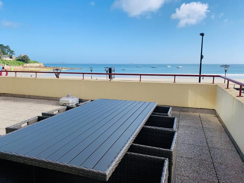 Grande terrasse vue sur la plage de Trestraou Apartment in Perros-Guirec