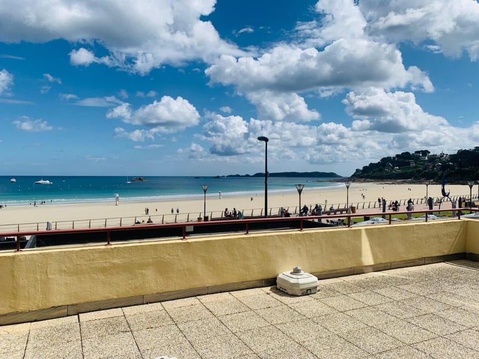 Grande terrasse vue sur la plage de Trestraou Apartment in Perros-Guirec