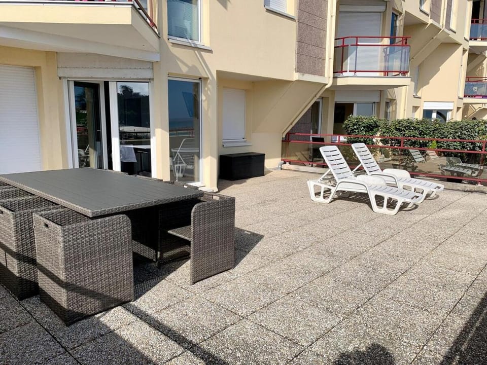Grande terrasse vue sur la plage de Trestraou Apartment in Perros-Guirec