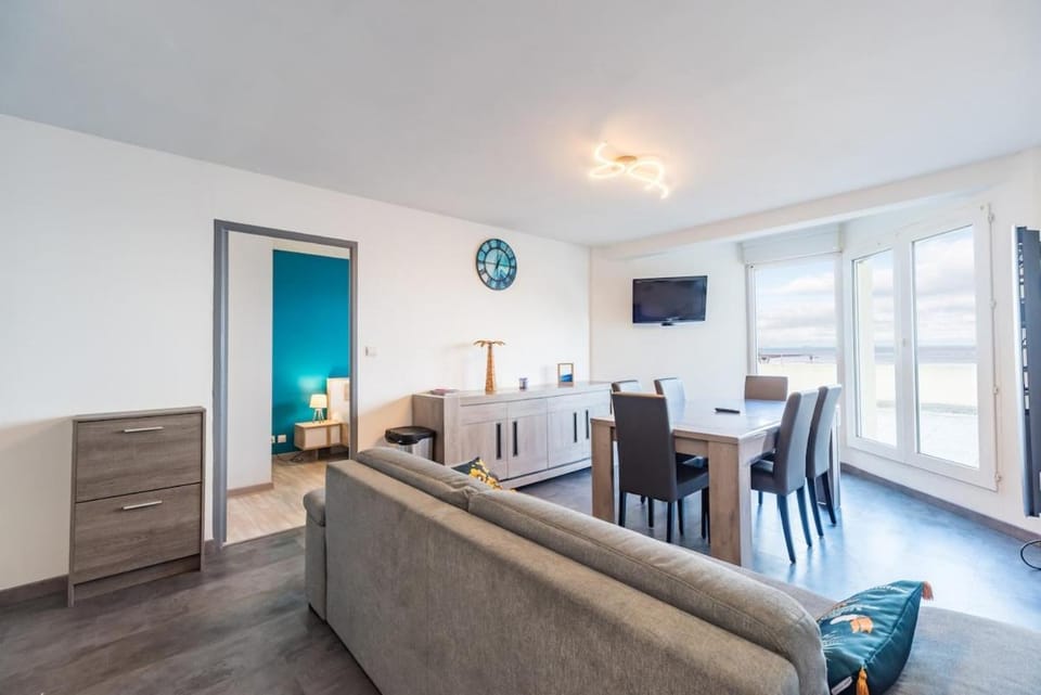 Grande terrasse vue sur la plage de Trestraou Apartment in Perros-Guirec