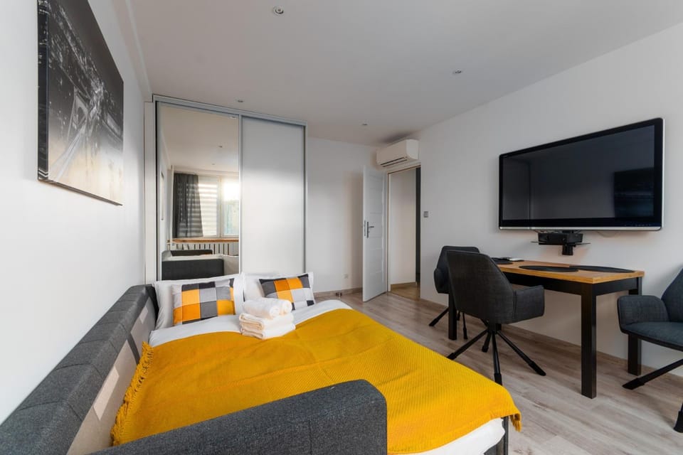 Communal lounge/ TV room, TV and multimedia, Living room, Seating area, Dining area, Evening entertainment, air conditioner