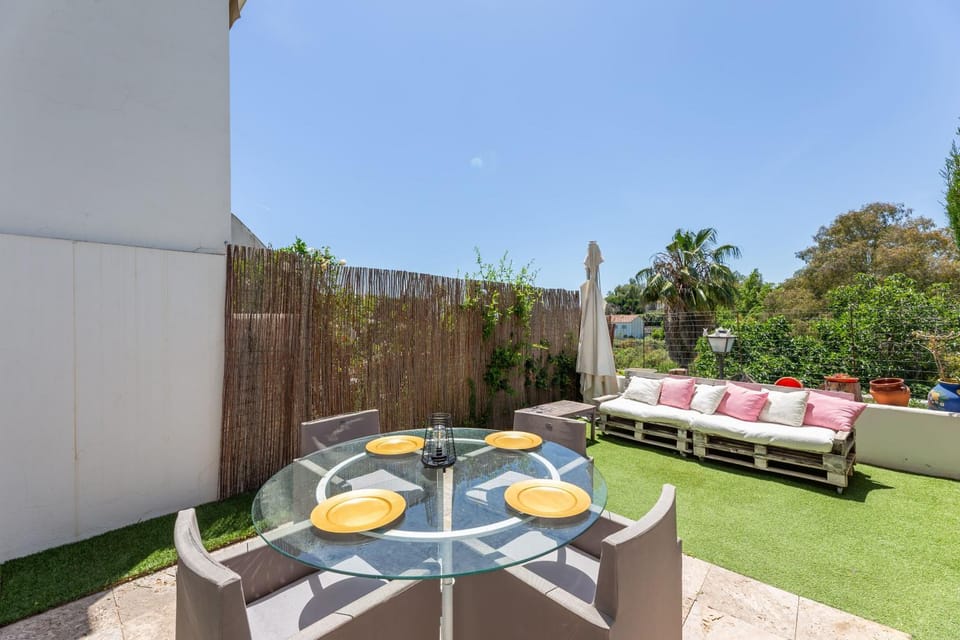 Spring, Day, Garden, Balcony/Terrace, Seating area, Dining area, Garden view
