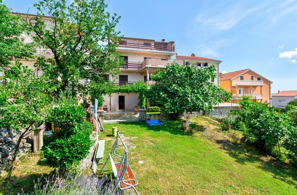 Idyllisches Apartment mit 2 Bikes, Grill, Haustiere erlaubt, Safe, WiFi Apartment in Crikvenica
