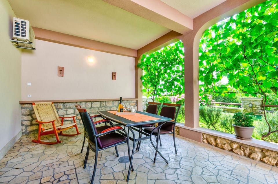 Idyllisches Apartment mit 2 Bikes, Grill, Haustiere erlaubt, Safe, WiFi Apartment in Crikvenica