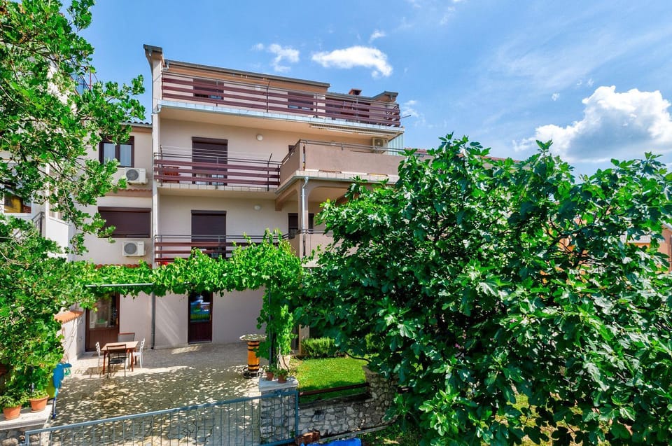 Idyllisches Apartment mit 2 Bikes, Grill, Haustiere erlaubt, Safe, WiFi Apartment in Crikvenica