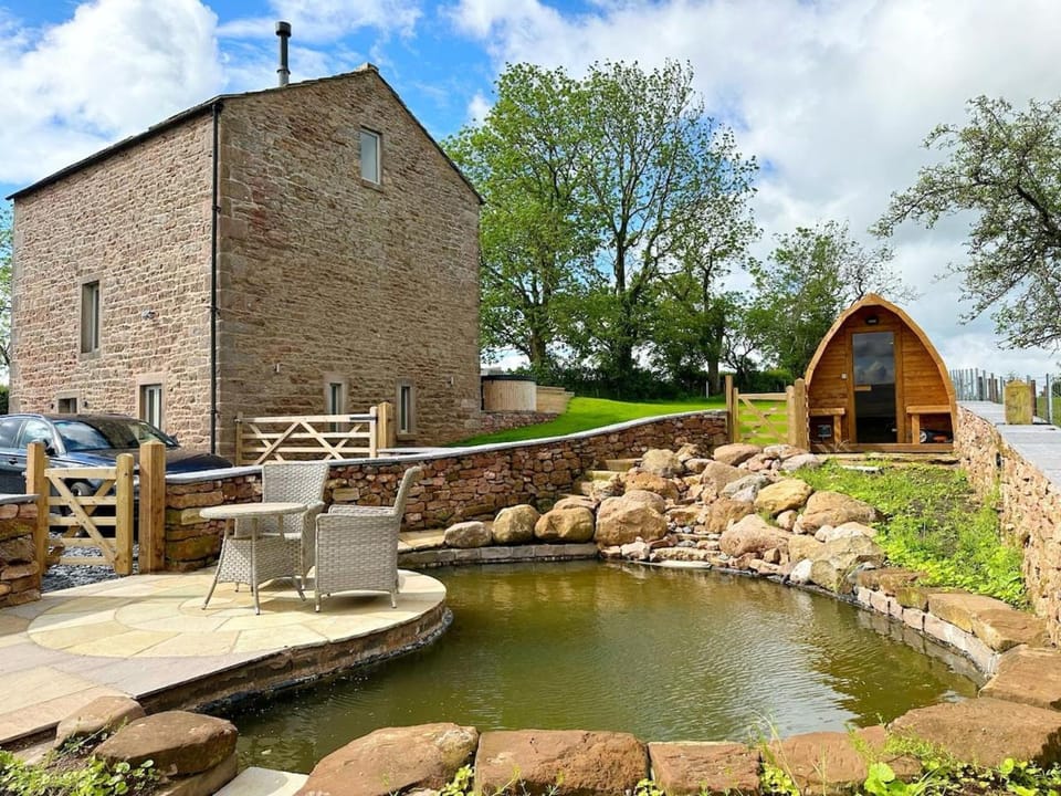 Owls Nook Barn, Luxury Barn with Hot Tub & Sauna House in England