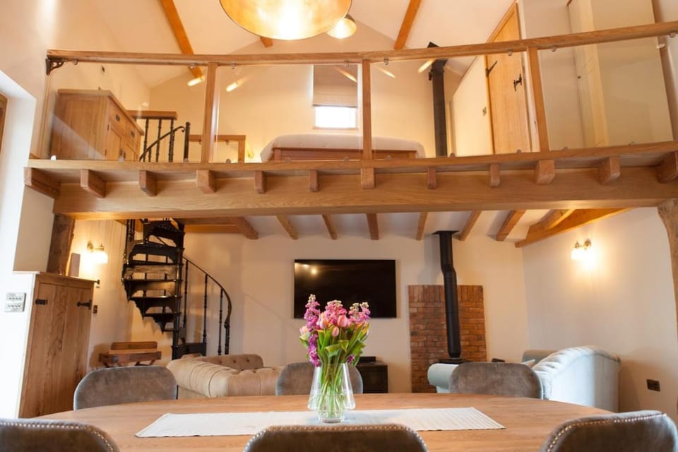 Owls Nook Barn, Luxury Barn with Hot Tub & Sauna House in England