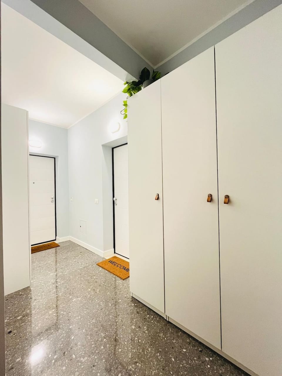 Facade/entrance, wardrobe