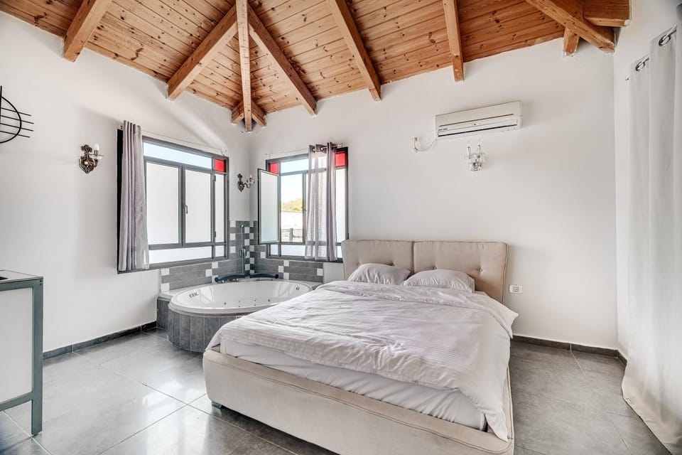 Hot Tub, Bedroom, air conditioner