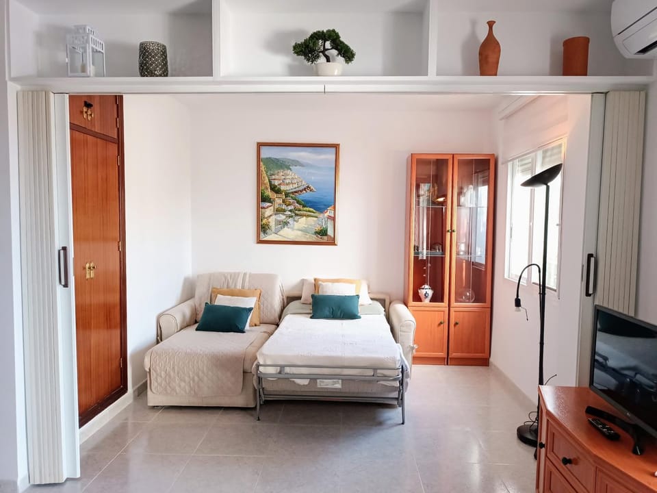 Bed, Living room, Photo of the whole room, wardrobe