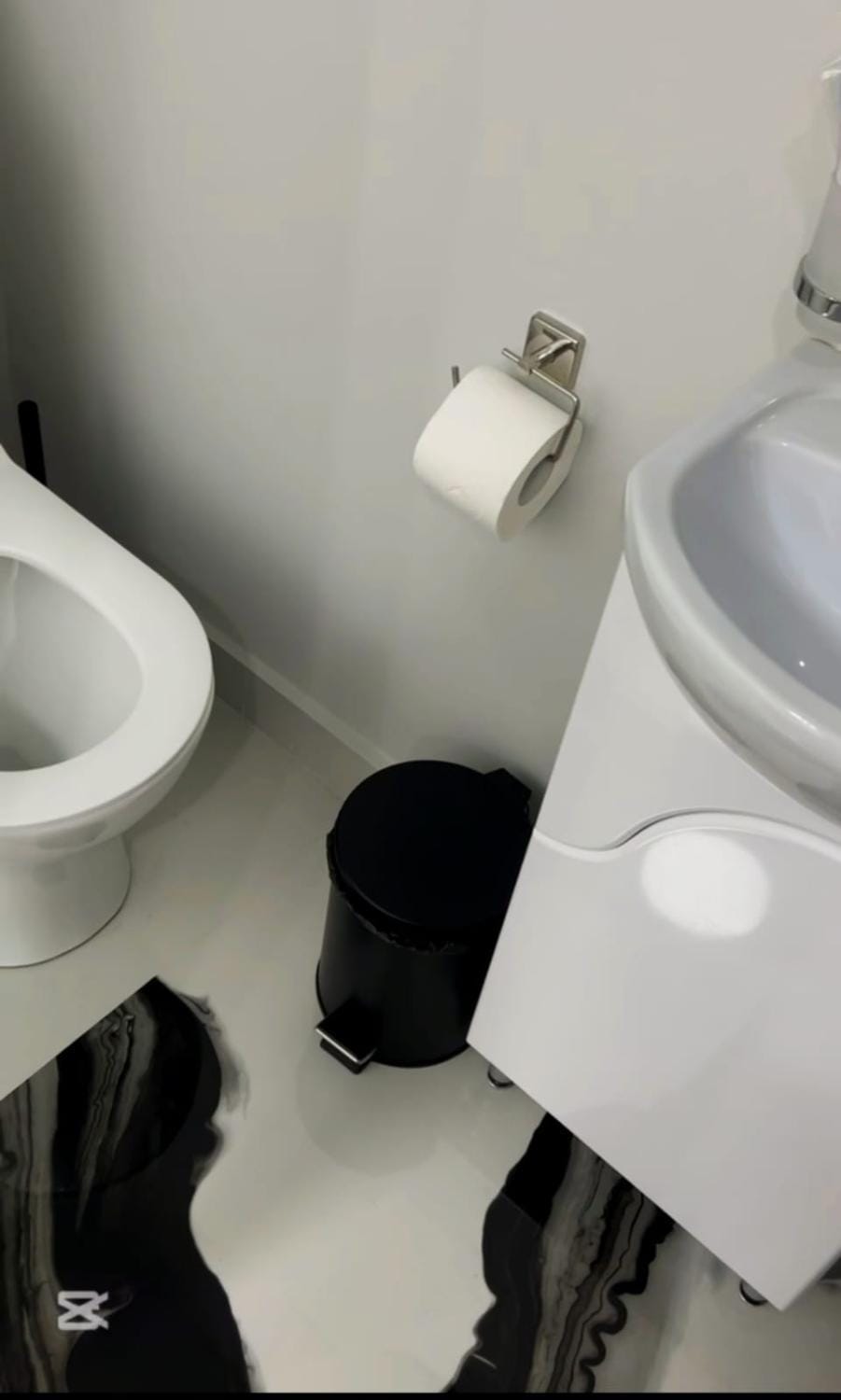 Toilet, towels