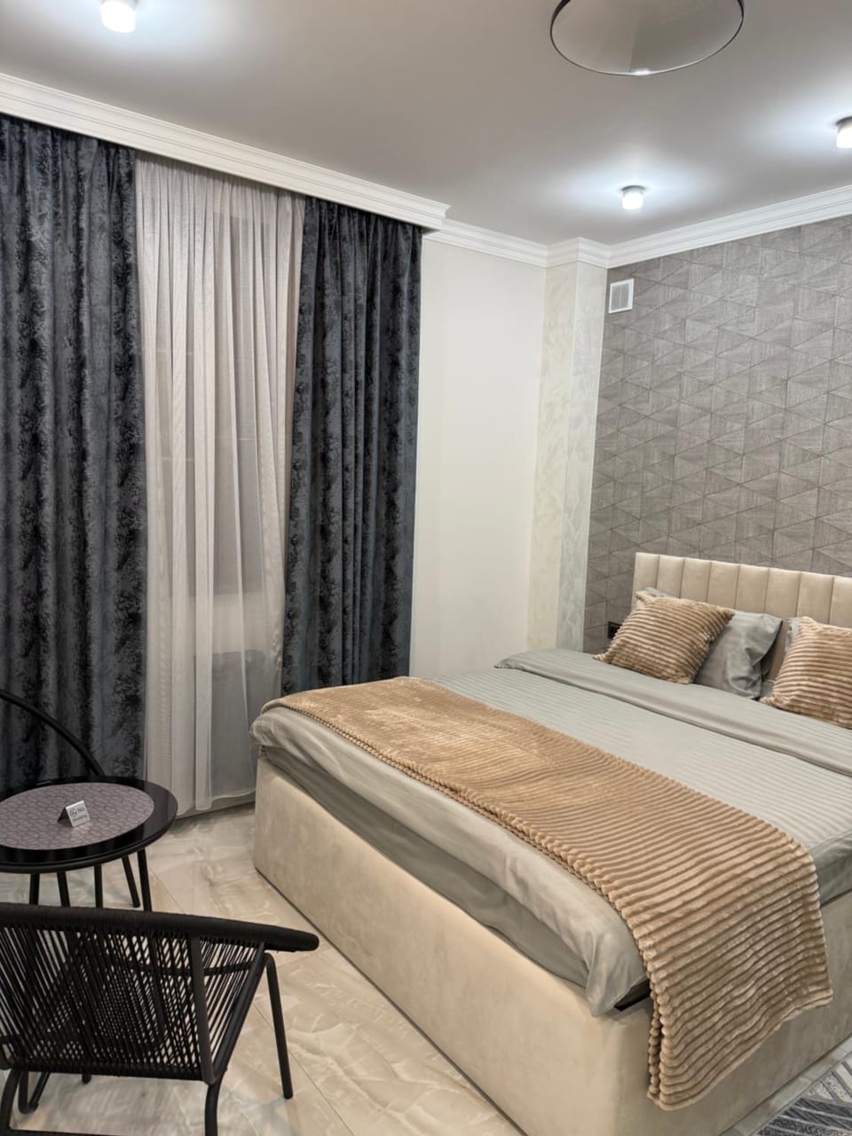 Bed, Photo of the whole room, Seating area