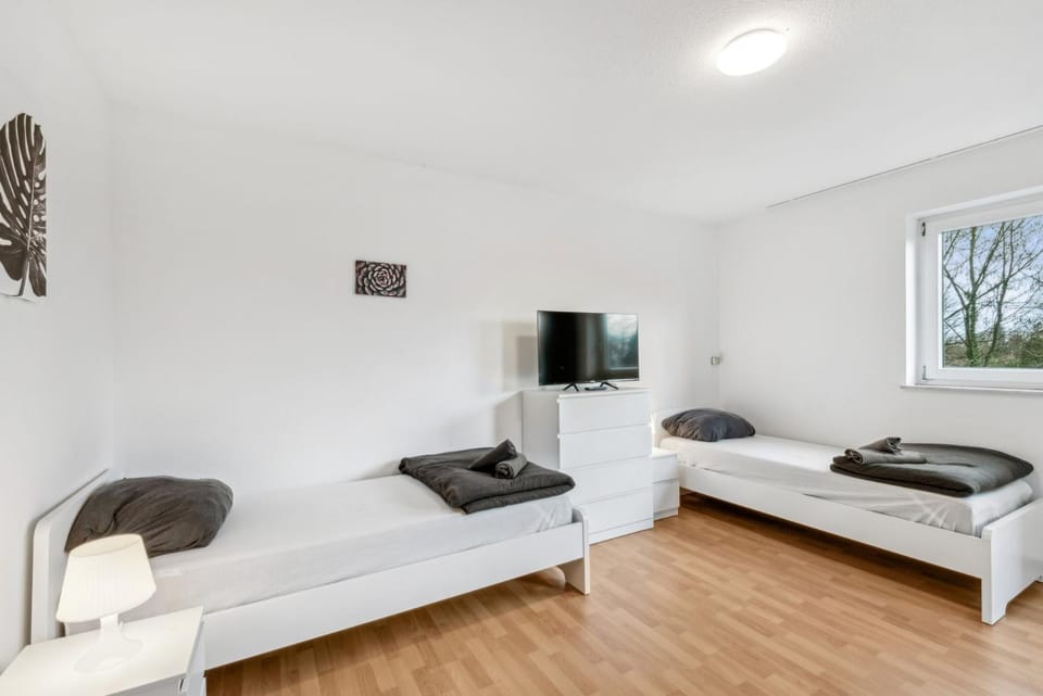 Bed, TV and multimedia, Photo of the whole room, Bedroom