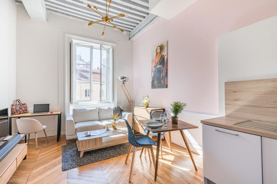 Kitchen or kitchenette, Living room, Seating area, Dining area