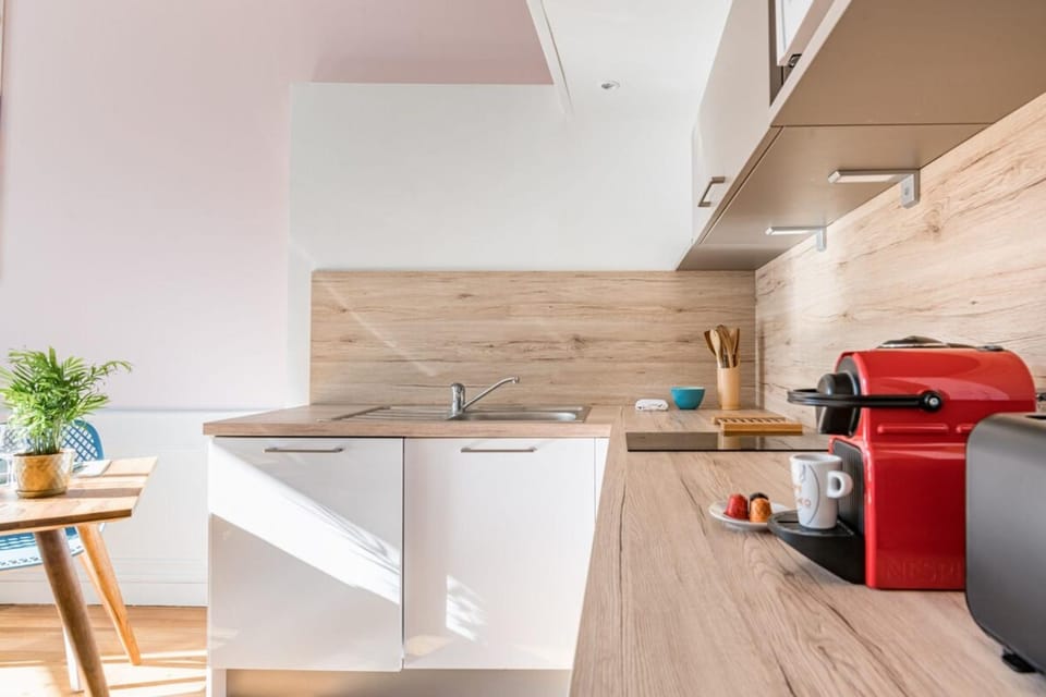 Coffee/tea facilities, Kitchen or kitchenette, minibar, oven, stove, toaster