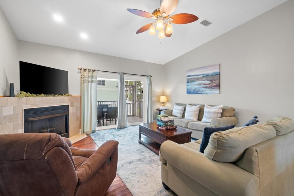 TV and multimedia, Balcony/Terrace, Living room, Seating area, fireplace