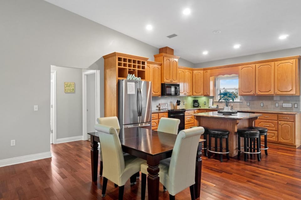 Kitchen or kitchenette, Dining area, dishwasher, microwave, oven, stove