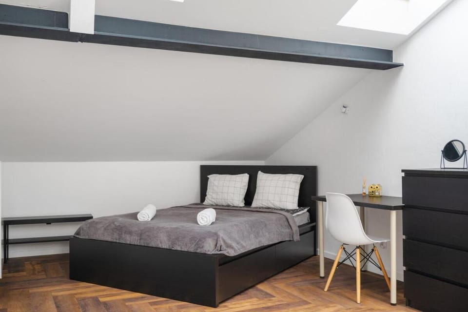 Bed, Photo of the whole room, Bedroom