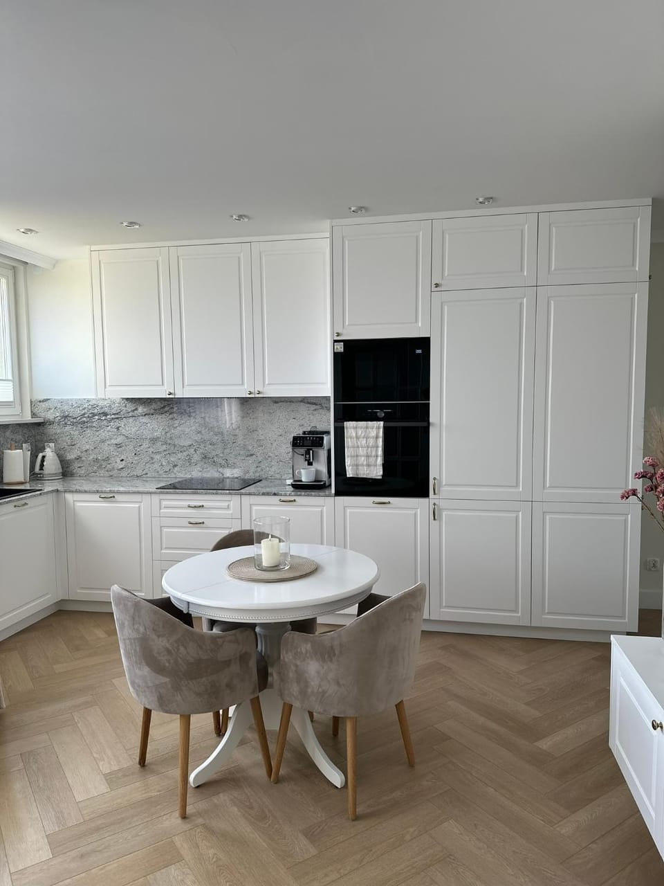 Kitchen or kitchenette, Dining area, oven