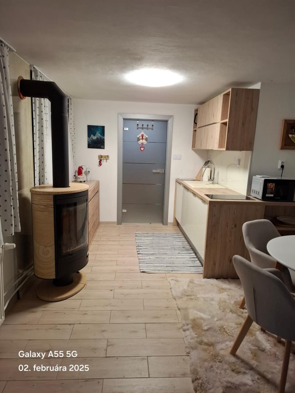 Kitchen or kitchenette, Dining area, Animals, fireplace