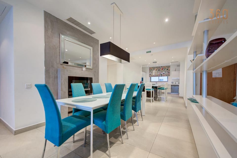TV and multimedia, Kitchen or kitchenette, Living room, Seating area, Dining area