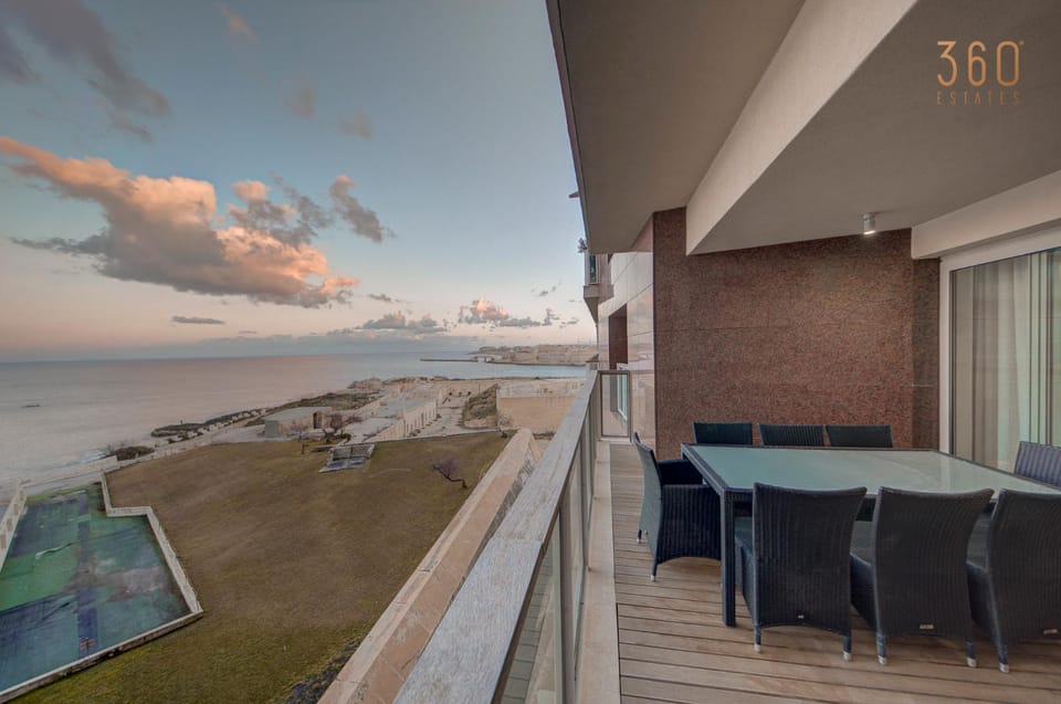 Communal lounge/ TV room, Day, Natural landscape, Balcony/Terrace, Seating area, Evening entertainment