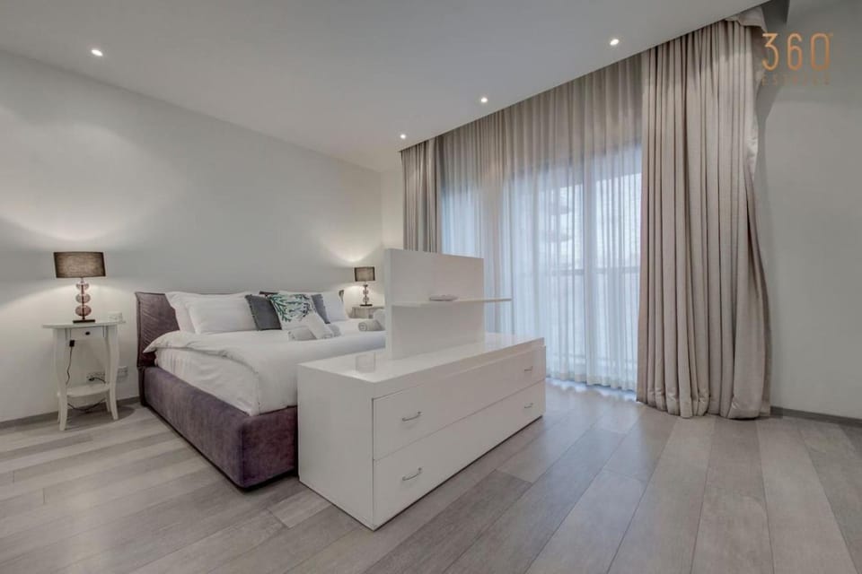 Tigne Seafront 3BR Escape with Mesmerising Views by 360 Estates Apartment in Sliema