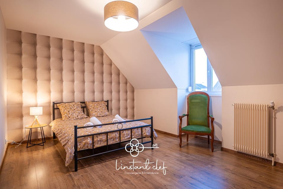 Photo of the whole room, Bedroom