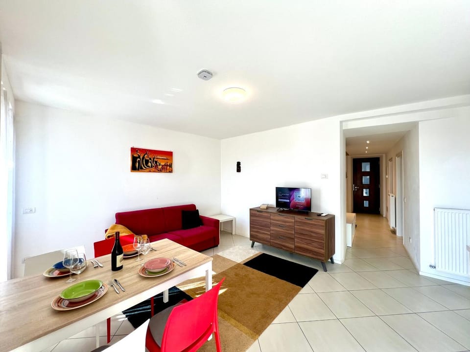 TV and multimedia, Living room, Lounge or bar, Seating area, Dining area, Evening entertainment