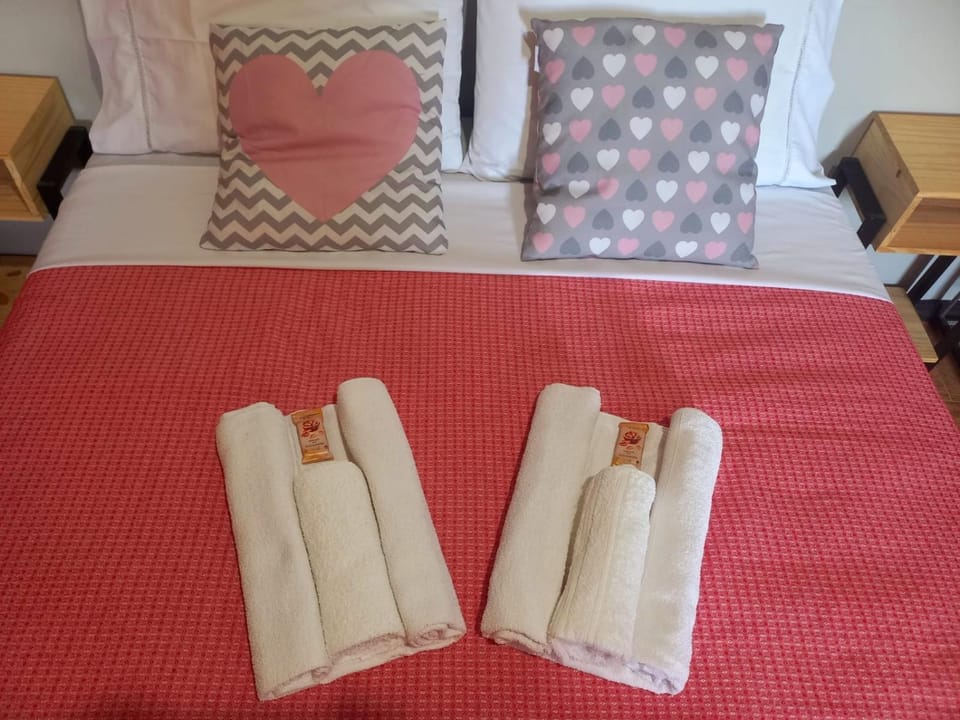 Bed, Bedroom, towels