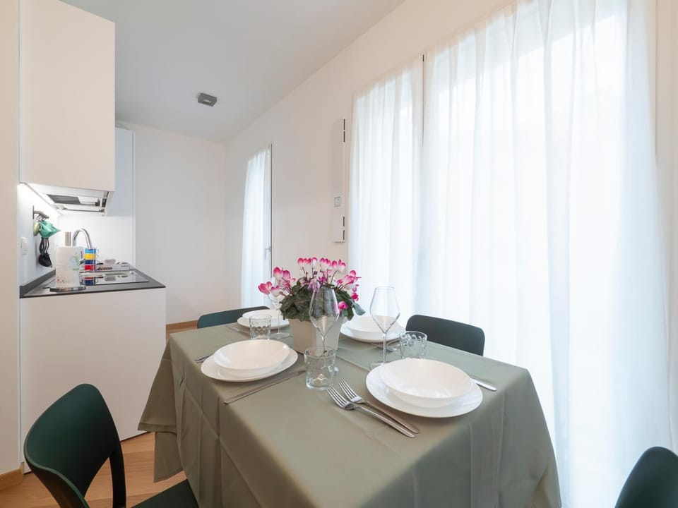 Kitchen or kitchenette, Dining area