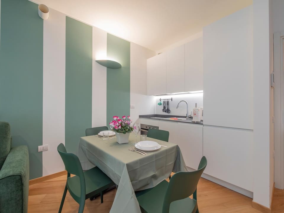 Kitchen or kitchenette, Dining area, oven, stove