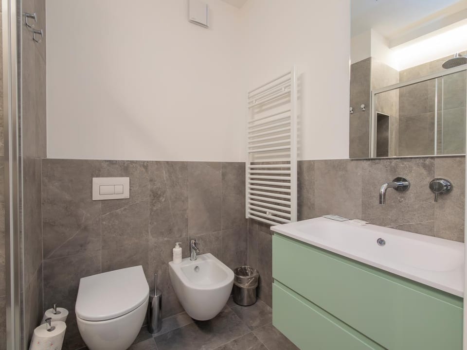 Shower, Toilet, Bathroom, bidet, towels