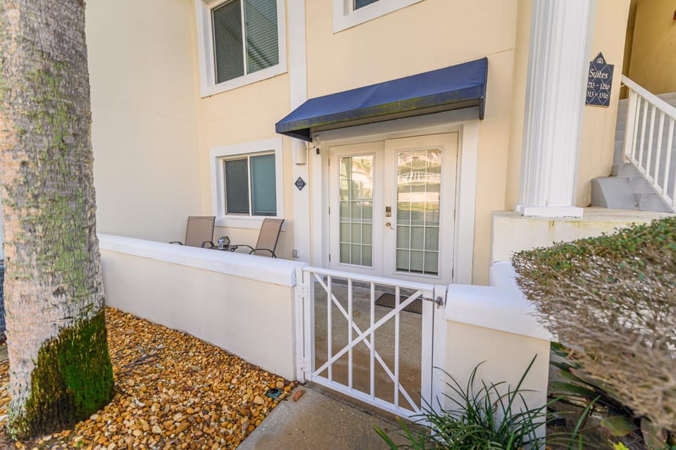 Enchanting 2-Bedroom Ground Floor Beach Condo at Cape Canaveral WiFi & AC Apartment in Cape Canaveral