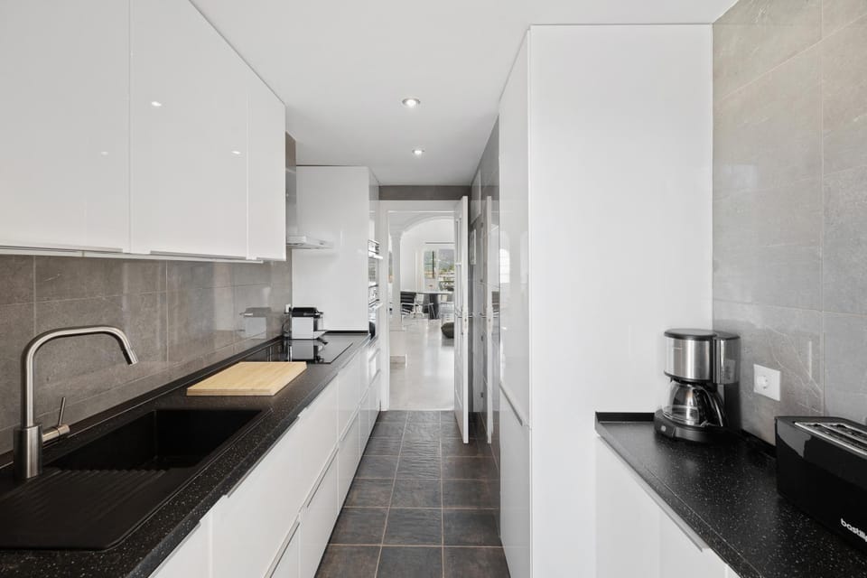 Coffee/tea facilities, Kitchen or kitchenette, stove