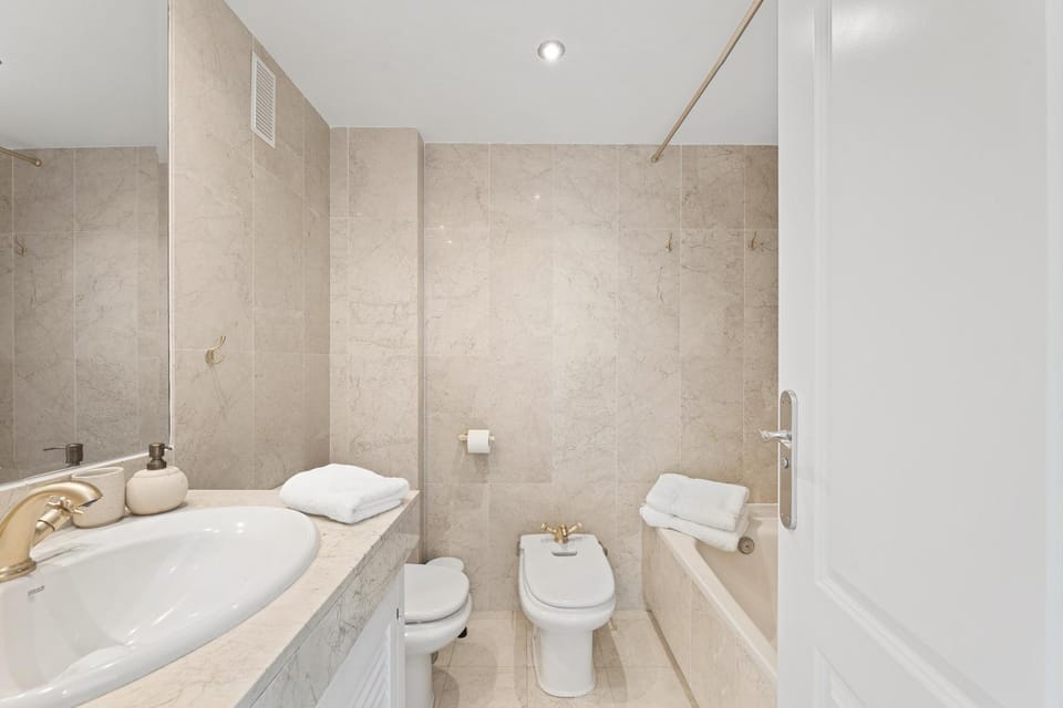 Shower, Toilet, Bathroom, Bath, bidet, towels