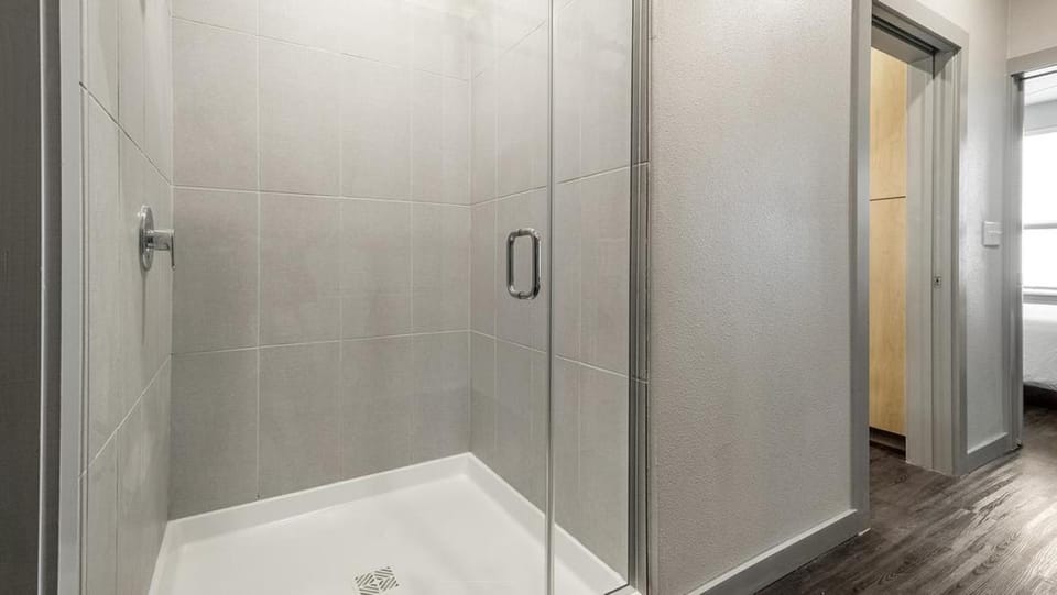 Landing at The Standard in the Heights - 2 Bedrooms in Northside Apartment in Harris County