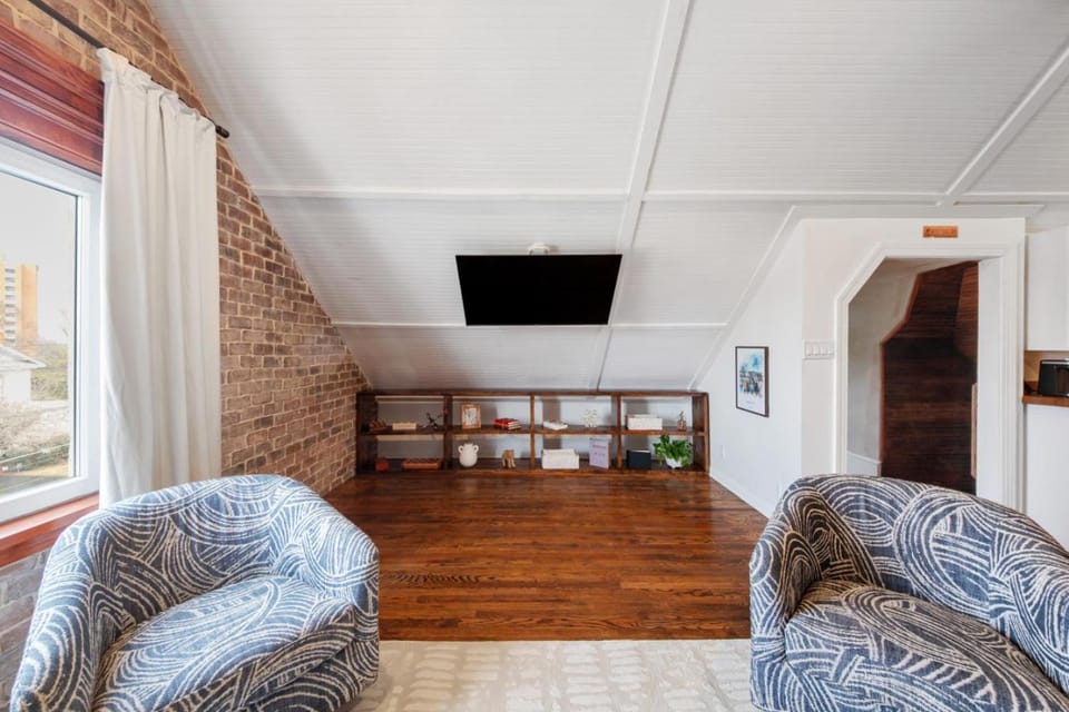 Historic Brick Loft - Downtown - Free Parking Apartment in Macon