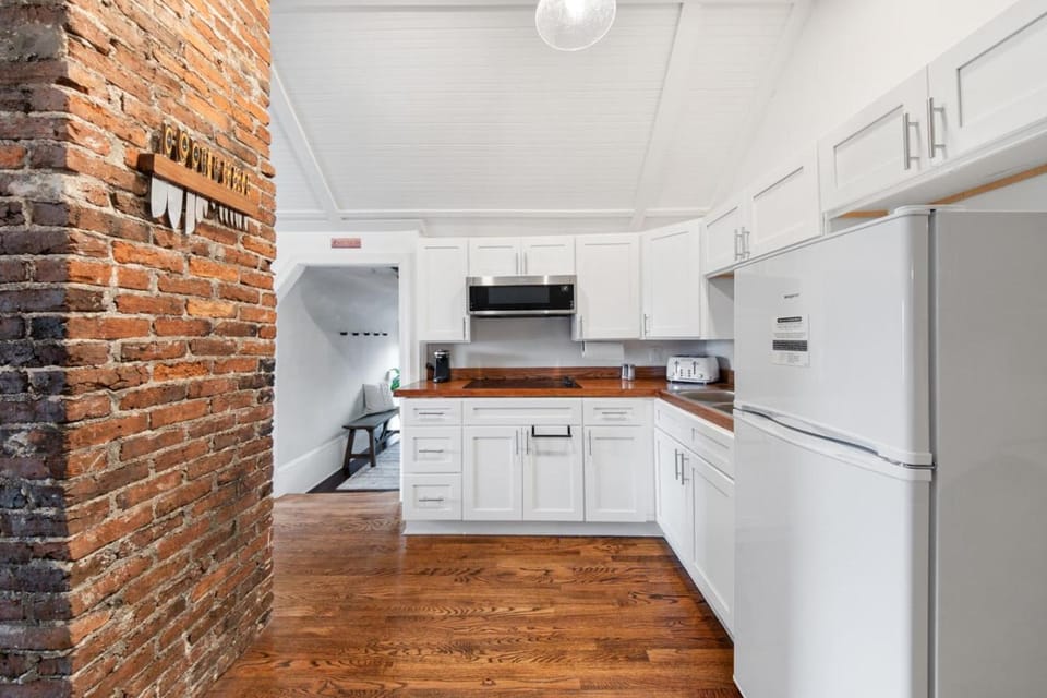 Historic Brick Loft - Downtown - Free Parking Apartment in Macon