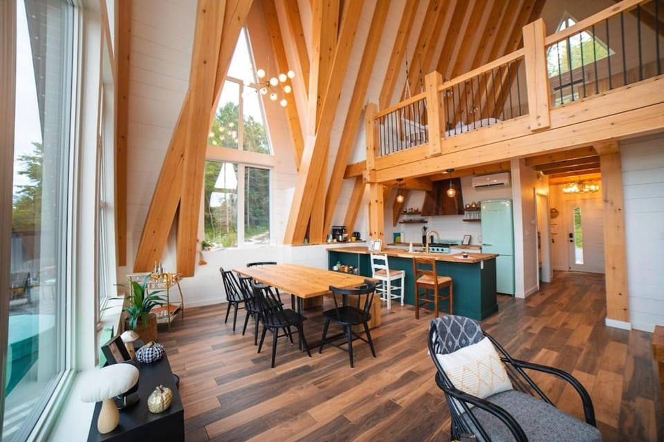 Kitchen or kitchenette, Seating area, Dining area