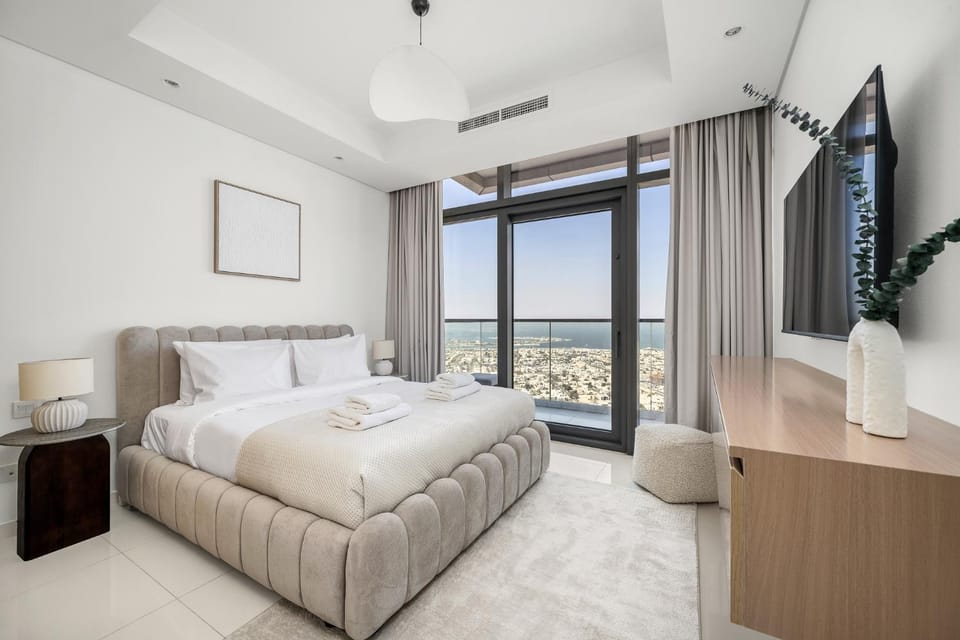 Bed, TV and multimedia, Bedroom