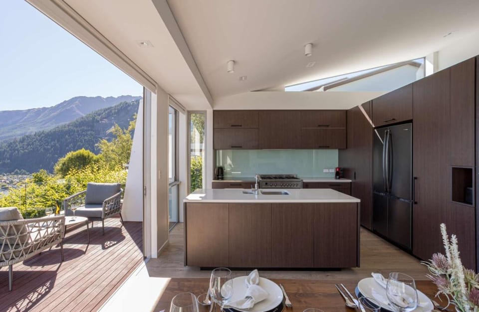 Balcony/Terrace, Kitchen or kitchenette, Dining area, Mountain view