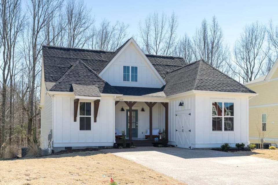 Cottage with 3 King Beds, 3 min to Marina, Fire Pit House in Tennessee