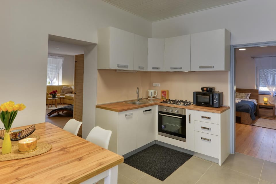 Coffee/tea facilities, Kitchen or kitchenette, Dining area, dishwasher, oven, stove, toaster