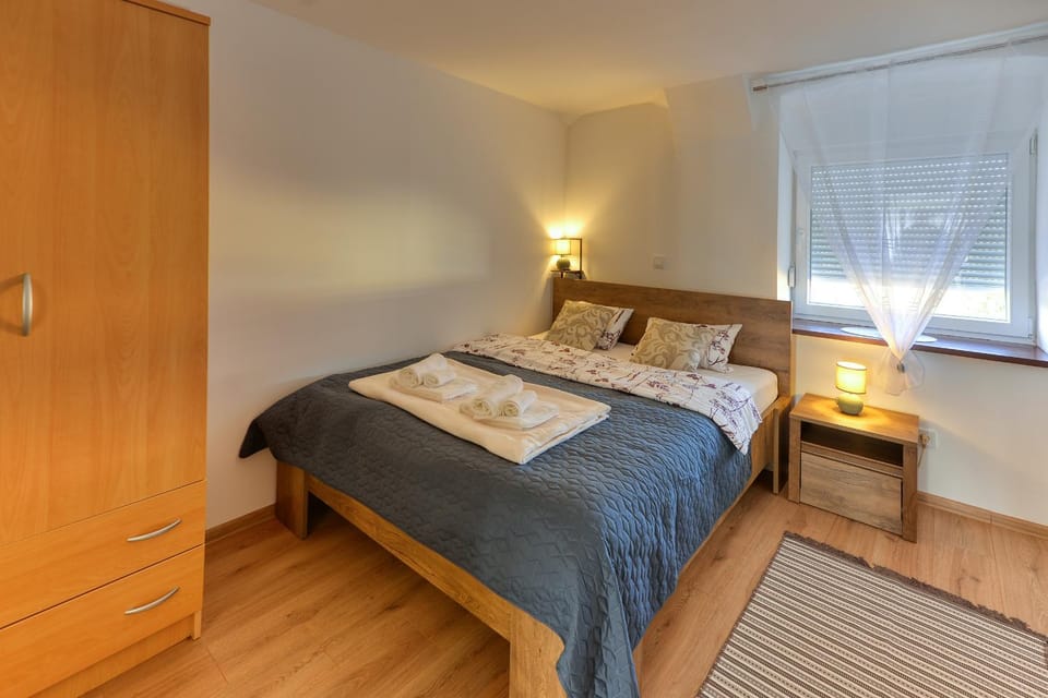 Bed, Photo of the whole room, Bedroom, towels